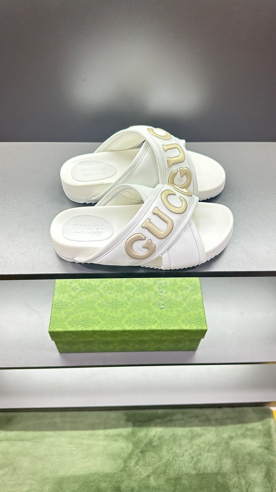 [G Family Couple Style] P: 320💰Female size 36~40 Men's size 39~45, (46. Custom-made GG slippers for men and women. This slipper is made of GG polyester fiber and is decorated with a Gucci label on the front, which adds a striking logo feel to the style. Beige GG recycled polyester fiber, same size for men and women, leather trim